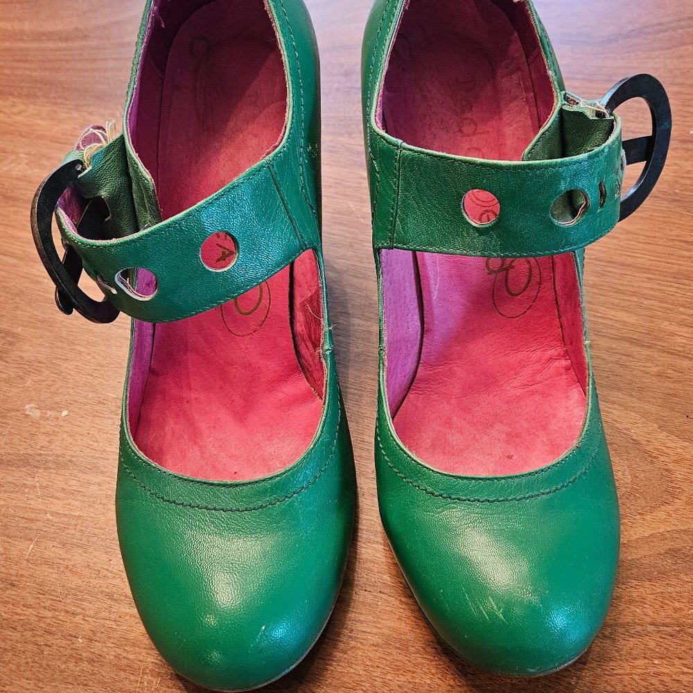 Red or Dead Green round toe Mary Jane heels size 41